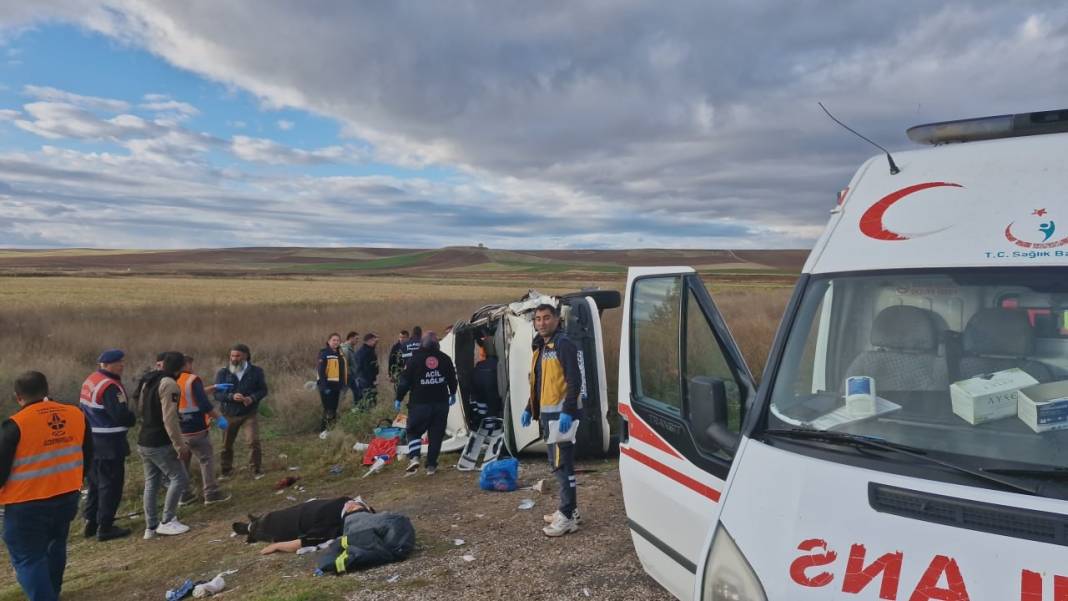 Çorum'da tarım işçilerini taşıyan minibüsle zift yüklü tanker çarpıştı: 1 ölü 18 yaralı 5